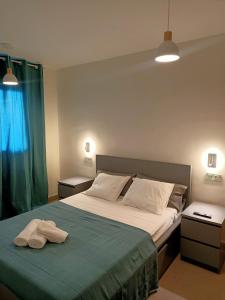ein Schlafzimmer mit einem Bett mit zwei Handtüchern darauf in der Unterkunft Junto Al Mar III in La Manga del Mar Menor