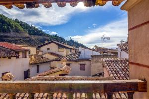 uma vista a partir de uma varanda de uma aldeia com telhados em Hotel Los Leones - Adults Only em Rubielos de Mora