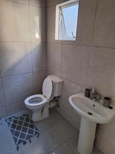 uma casa de banho com um WC e um lavatório em AveBulela Penthouse em Richards Bay