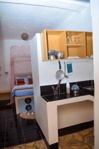 ein Modell einer Küche in einem Puppenhaus in der Unterkunft Citizen Cafe & Chambers in Mbale