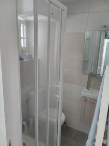 Kylpyhuone majoituspaikassa Joli appartement T1