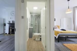 een slaapkamer met een bed, een douche en een toilet bij (S4) Beautiful Studio Close To a Tube Station in Harrow on the Hill