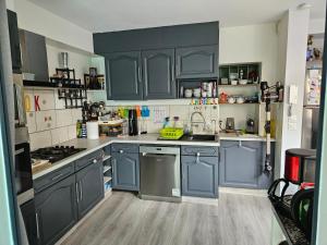 Kuchyňa alebo kuchynka v ubytovaní Vaste maison Fouras 15 pers 6 chbres meublé 3*