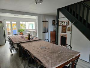 Kuchyňa alebo kuchynka v ubytovaní Vaste maison Fouras 15 pers 6 chbres meublé 3*