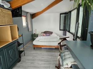 a bedroom with a bed and a table in a room at Vaste maison Fouras 15 pers 6 chbres meublé 3* in Fouras