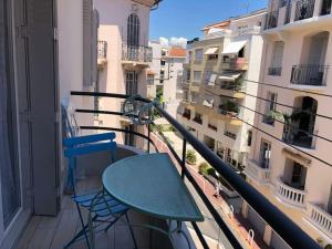 a balcony with a table and two chairs on a balcony at Cannes centre-deux pièces-tout confort in Cannes