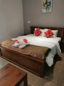 سرير أو أسرّة في غرفة في Equator Homestay