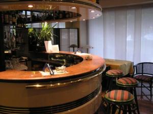 un bar in un ristorante con sgabelli di Hotel Giovanni a Padova