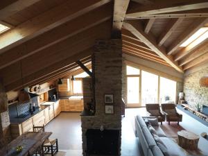 uma grande sala de estar com um sofá e uma mesa em Espectacular Chalet de Montaña Pirineos, Burg em Burg