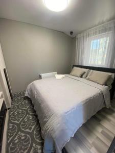 um quarto com uma cama grande e uma janela em Apartamets rent Edinet-аренда квартир единец em Edineţ