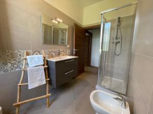 een badkamer met een wastafel, een douche en een toilet bij Agriturismo Nonno Dante - Casa Leccino in Castiglion Fibocchi