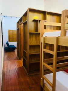 um quarto com um beliche e prateleiras de madeira em Finca Hotel Calle Jardin em La Tebaida