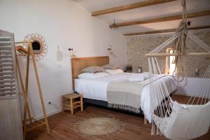 sypialnia z łóżkiem z hamakiem w obiekcie Bessire Chambres & table d'hôtes 