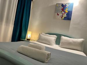 貝瑙利姆的住宿－Villa By The Beach Goa，一间卧室配有一张带两个枕头的床