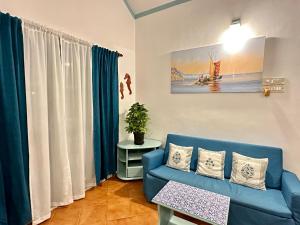 salon z niebieską kanapą i stołem w obiekcie Villa By The Beach Goa w mieście Benaulim