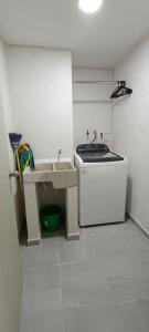 uma pequena cozinha com um lavatório e um fogão em Beautiful and modern apartment em Tonalá