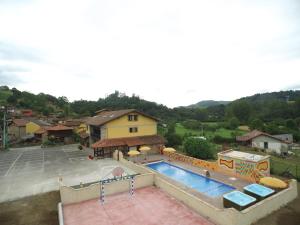 uma vista superior de uma piscina numa aldeia em Hotel Intriago I & II em Intriago
