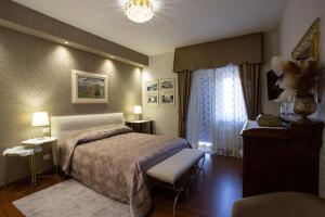 una camera con letto e lampadario a braccio di Dimora Giulia a Campobasso