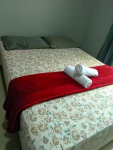 Una cama con dos toallas encima. en Marcone Lima - Chalés, en Barreirinhas