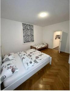 a bedroom with a large bed with at Appartamento di Vacanze in Muralto