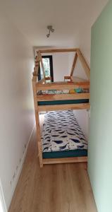 Poschodová posteľ alebo postele v izbe v ubytovaní L'endroit : Studio de jardin adapté PMR 40m2