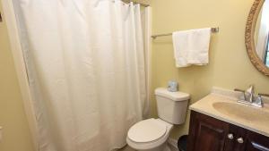 キティホークにあるOceanside, Close to Beach Access, Community Pool, KHSDD1, Sea Dunes D1のバスルーム(白いシャワーカーテン、トイレ付) +18枚の写真