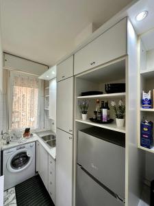 a kitchen with a washer and a washing machine at Casavacanzetoffee Gold in Bologna