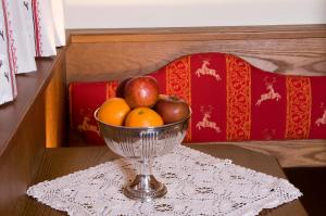 a bowl of apples and oranges on a table at Gästehaus Hochtirol in Vorderlanersbach