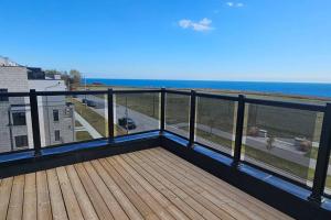 balkon z widokiem na ocean w obiekcie Lakehouse with Rooftop View w mieście Bowmanville