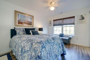 - une chambre avec un lit bleu et blanc et une fenêtre dans l'établissement Walkable Wilmington Home Near Historic District, à Wilmington