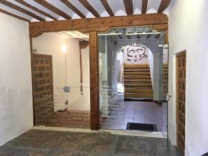 una puerta abierta a una habitación con una escalera en El Albergue de Sigüenza, en Sigüenza