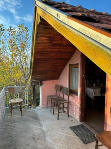 Μπαλκόνι ή βεράντα στο КЪЩА в Казанлък, 2 Стаи с 3 Легла без Ток и Вода, Външна Тоалетна, Всеки Чисти след себе си! VILLA HOUSE in Kazanlak 2-Rooms & 3 Beds, No Electric, Water or WC, use Outhouse, Bring Water, Tidy after Yourself