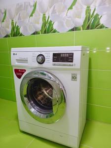eine Waschmaschine in einem grünen Raum in der Unterkunft Villa Zgarda1 in Mykulytschyn