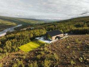 una casa en la cima de una colina con vistas en Villa North, en Akureyri