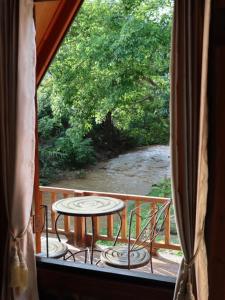 Balkón nebo terasa v ubytování Ban Kaew Mo Ra Glamping & Restaurant