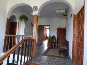 un pasillo de una casa con una escalera de madera en El Albergue de Sigüenza en Sigüenza