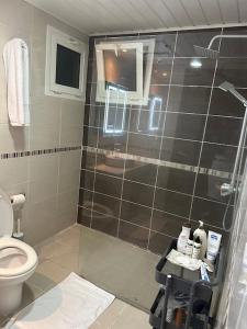 Bilik mandi di Guided Hospitality - Luxury Accommodations