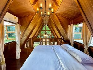 Postel nebo postele na pokoji v ubytování Ban Kaew Mo Ra Glamping & Restaurant