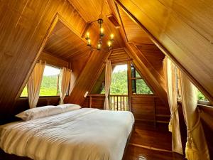 Postel nebo postele na pokoji v ubytování Ban Kaew Mo Ra Glamping & Restaurant