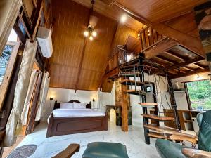 Postel nebo postele na pokoji v ubytování Ban Kaew Mo Ra Glamping & Restaurant