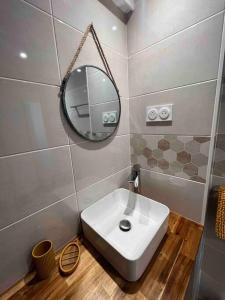 y baño con lavabo blanco y espejo. en Appartement en plein cœur du centre ville, en Les Sables-dʼOlonne