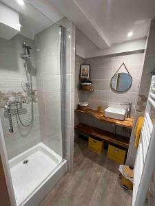 La salle de bains est pourvue d'une douche et d'une baignoire. dans l'établissement Appartement en plein cœur du centre ville, à Les Sables-dʼOlonne