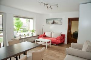 sala de estar con sofá rojo y mesa en Pauloah, en Sachsenheim