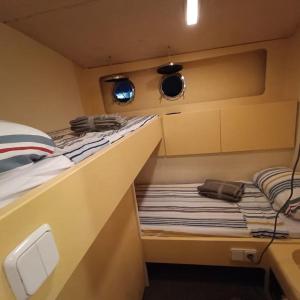 TV a/nebo společenská místnost v ubytování Noche insólita en Yate de 16m a 2 minutos de la playa