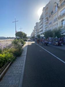 een groep mensen die door een straat lopen bij Appartement en plein cœur du centre ville in Les Sables-dʼOlonne