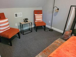 een woonkamer met 2 stoelen en een tafel bij Cozy Delightful Private Studio near Rhodes College in Memphis