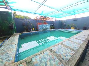 A piscina localizada em Jamaica & John Staycation ou nos arredores