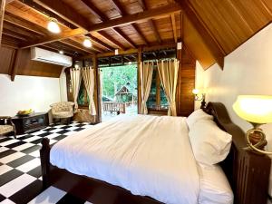 Postel nebo postele na pokoji v ubytování Ban Kaew Mo Ra Glamping & Restaurant