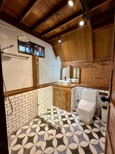 a bathroom with a toilet and a sink at Ban Kaew Mo Ra Glamping & Restaurant in Pang Mapha