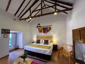 ein Schlafzimmer mit einem großen Bett in einem Zimmer in der Unterkunft CASA CRISTOBAL Siete Cuartones CASONA COLONIAL in Cusco